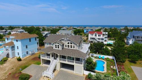 Corolla Light House | Oceanside, Priv Pool, ELEV, Hot Tub, Keyless entry, BH3, Knot 4 Sail