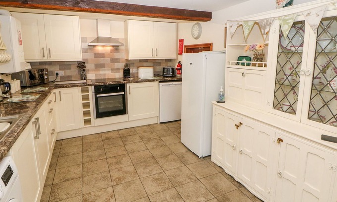 Calwich Cottage | OLD HALL COTTAGES, pet friendly, with a garden in Mayfield
