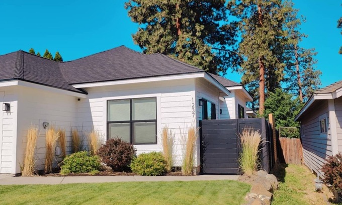 Southern Crossing House | Old Mill Hideaway - Fantastic 3-bedroom house with Hot Tub, King Bed, AC in Bend
