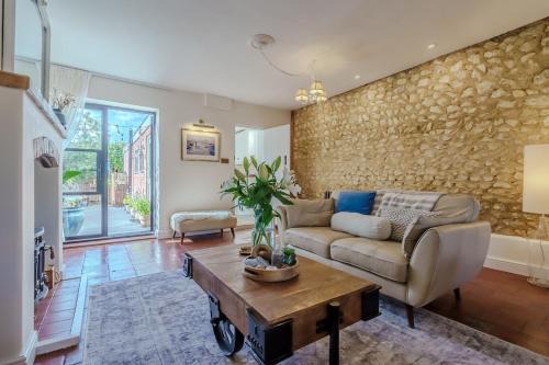 Docking House | Olive Quay Cottage - Rustic elegance, big country garden Norfolk coast