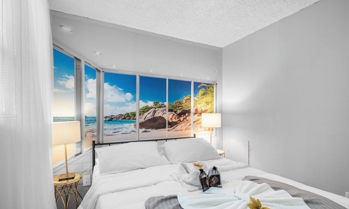 Queen Village Apartment | One bdrm Quaint flat w Deck