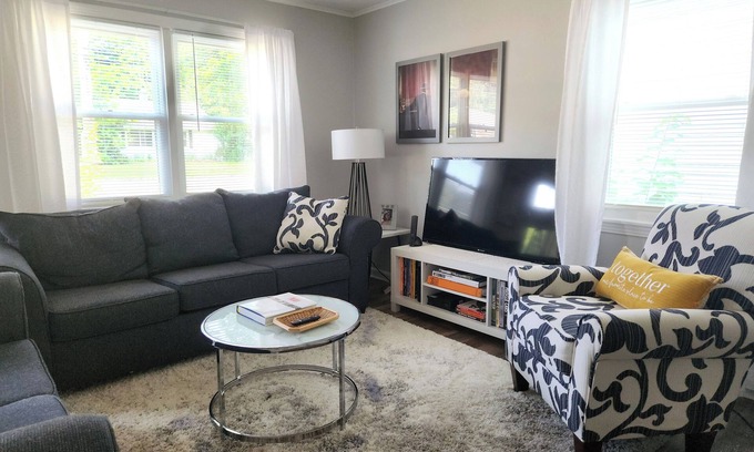 Geneva House | ONE BLOCK from GRAPE JAMBOREE in DOWNTOWN GENEVA!