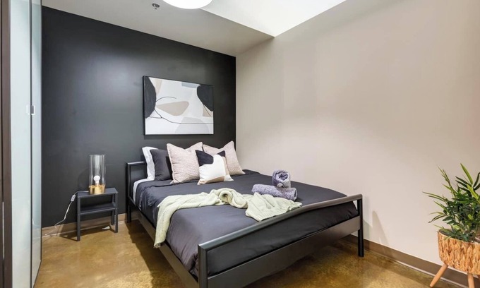 Victoria Park Condo | Onyx at Colours Downtown, Sleeps 4 U/G parking