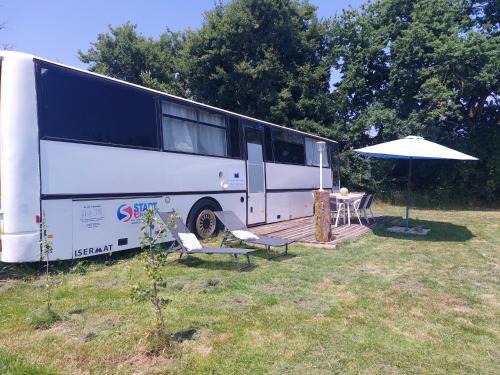 Arcomps Other | Pépère, bus aménagé dans camping à la ferme