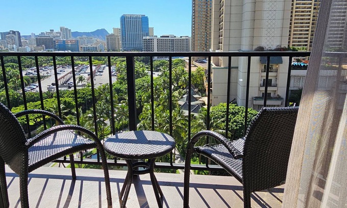 Waikiki Apartment | Palms at Waikiki by Tropical Escapes