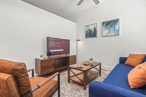 West Oak Hill Apartment | Pampering New Unit Studio 1Ba Pool, Golf Sim