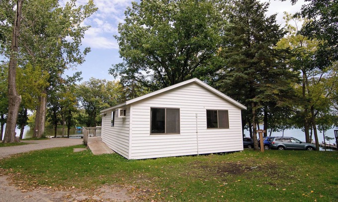 Richmond Cabin | Paradise, a 3BR lakefront cabin near the beach at Riverside Resort