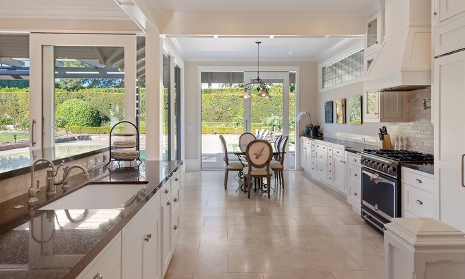 Upper East House | Paradise is Real | Luxurious 5 BDR Estate w/Pool, Hot Tub, and Plush Outdoor Se