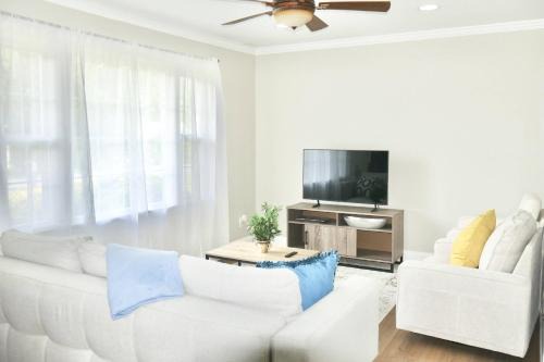 Pineville House | Parkside Retreat
