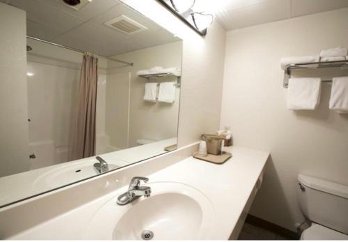 Toivola Hotel | Parkview Lodge and Grill
