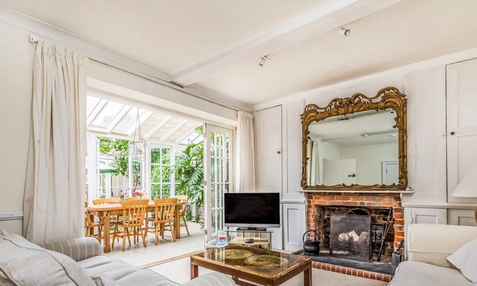 Bosham House | Pass the Keys | Charming Historic Bosham Home Close To Quayside