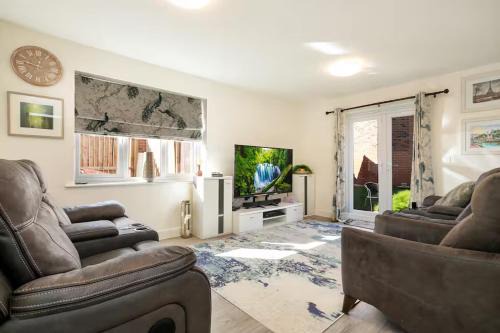 Edwalton House | Pass the Keys Elegant Townhouse with Garden Wi-Fi Work Space