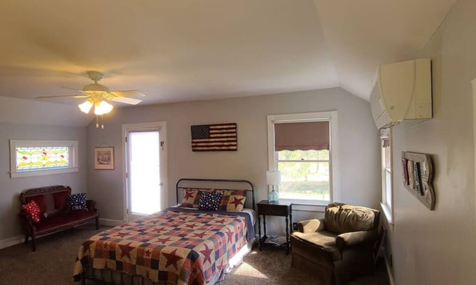 Blairsville Apartment | Patriot Suite at Misty Mountain Inn - near Helen & Blue Ridge Georgia