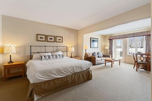 Oro-Medonte Apartment | Peaceful Escape King Bed and Outdoor Activities