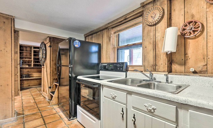 Mount Sterling Cottage | Peaceful Mt Sterling Cabin: Deck & Fire Pit!