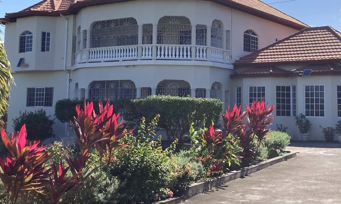 Runaway Bay Bed & Breakfast | Pearly Ron