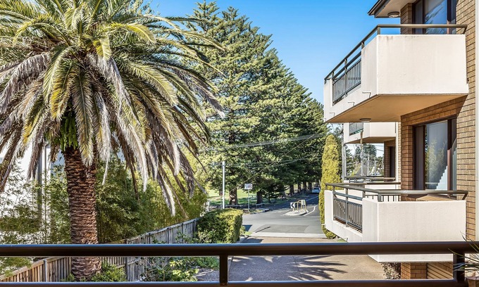 Thirroul Apartment | Perfect Break - 100m to Thirroul Beach - Everything is at your doorstep