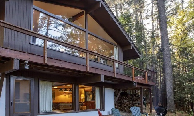 North Conway Ski Chalet | Perfectly located 4 Bedroom 2 bathroom Chalet. 5 Mins to Cranmore with Mt views.