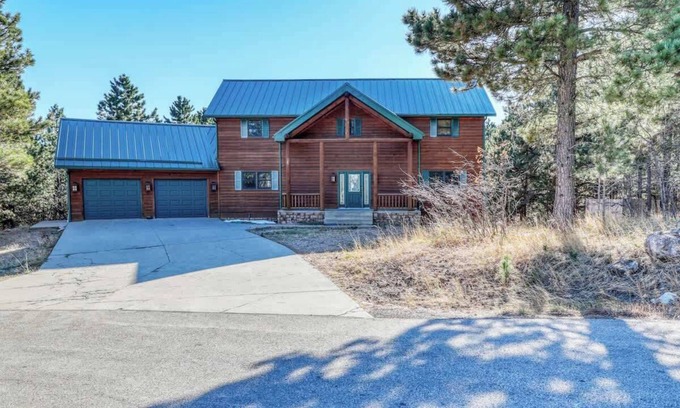 Deadwood House | Pine Hollow Lodge - beautiful 5 bedroom home just