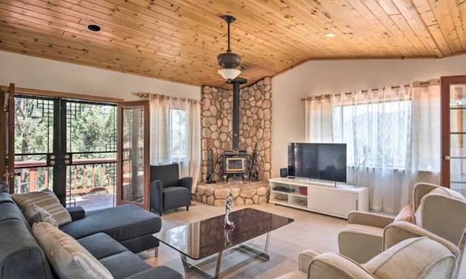 Frazier Park Apartment | Pine Mountain Club 3-bedrm Treehouse Cabin Retreat