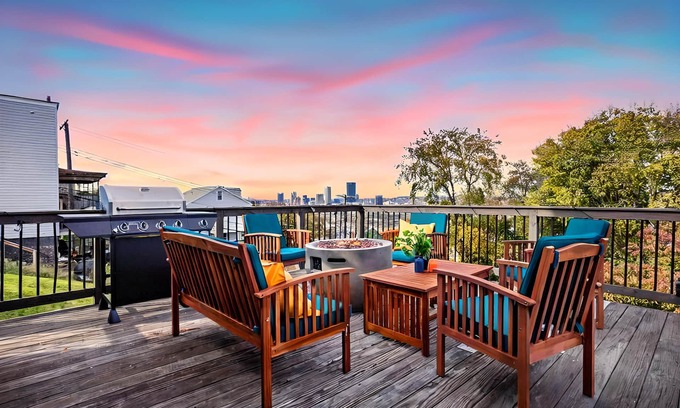 South Side Slopes House | Pittsburgh Pad 4BR - Double balconies with SKYLINE VIEWS, Parking, GAME ROOM!