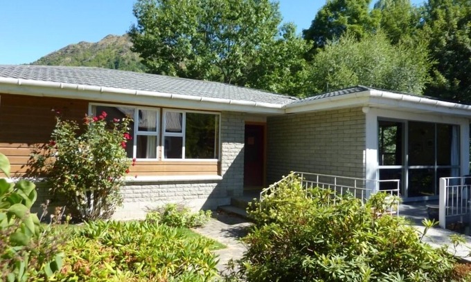 Arrowtown Cabin | Poplar Lodge - large comfortable home, 7 bedrooms. Enjoy the space!