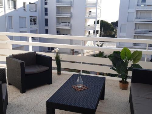 Leucate Apartment | Port Leucate : Superbe T3 Climatisé avec Terrasse, Parking, et Proche Plage - FR-1-727-21