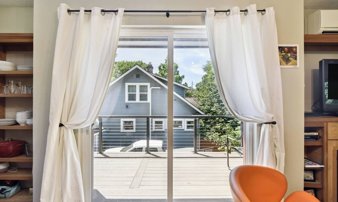 Hosford-Abernethy Apartment | Portland Apartment w/Deck - 3 Mi to Downtown!