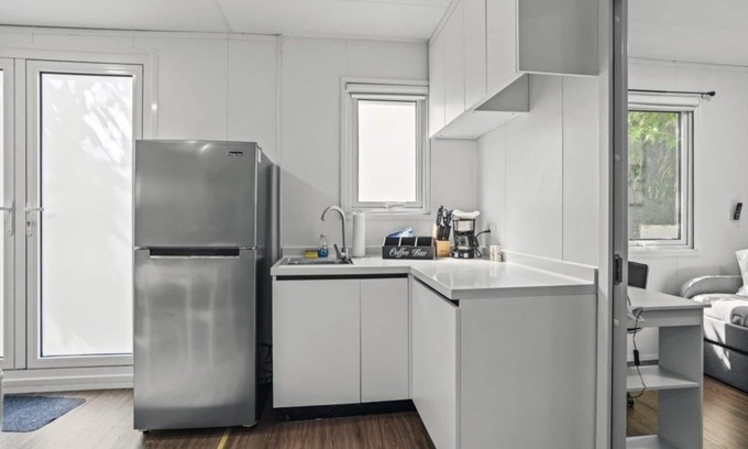 Hollywood House | Private 2br Tiny Farm Homes Next To Shul, Near Seminole Hard Rock Hotel & Casino! 4 Bedroom Farmhouse by RedAwning