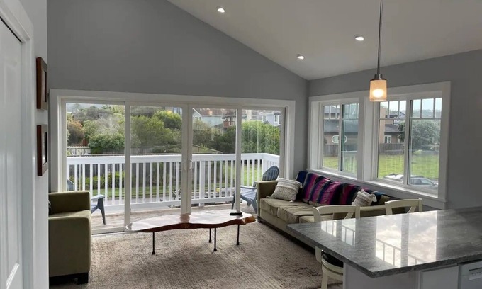 Half Moon Bay Cottage | Private 2nd floor detached guesthouse, walk to the beach!