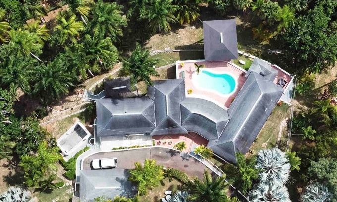 IronShore Estates Apartment | Private House With A Pool