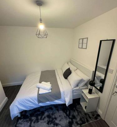 Erdington House | Private Room Sleeps 2 with Ensuite & Parking