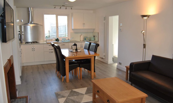 Westleigh House | Quiet riverside hideaway near coastal town