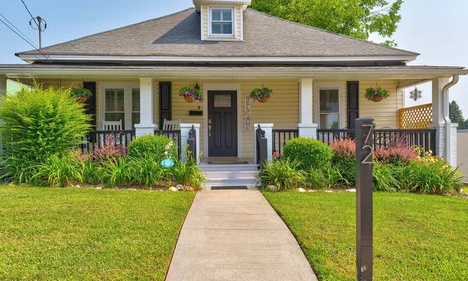 Ellijay House | Quiet upscale Bungalow 1 block to downtown square, restaurants, cafes, & shops.