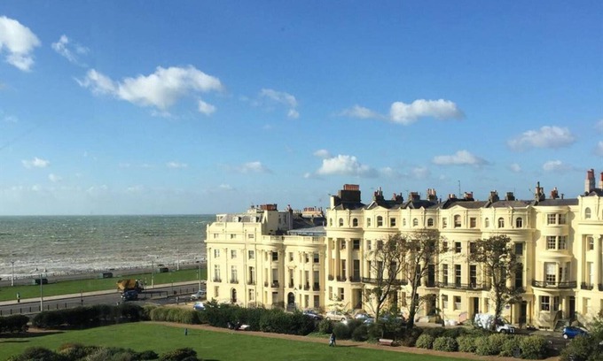 Seafront House | Quirky Seaside Family Cottage, Walk to the Waves!