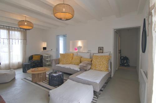 La Celle-sous-Gouzon House | Rénovation d'Architecte- Mer &Phare à pied
