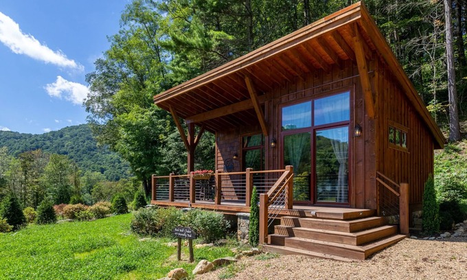 Banner Elk Cabin | Red Wolf Chalet -Tiny Home with Eagles Nest amenities, private fire pit, pet friendly