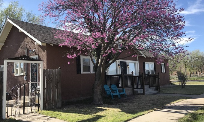 Canyon House | Reduced Prices BEST Local in Canyon! Historic Square, WT, PaloDuro Canyon, TEXAS