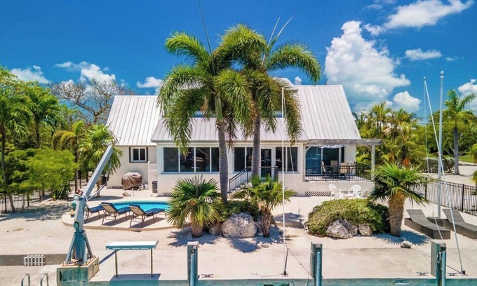 Marathon House | Reel Sunset 3/2 with Pool and Canalfront in Duck K