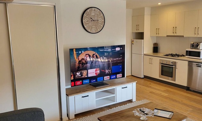 Cooks Hill House | Relax in Style and elegance – 3-Bedroom, 2-Bath Apartment with Secure Parking