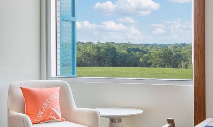 I-435 West KC-KS Hotel | Relax in Style: Spacious Room w/Swimming Pool Near Kansas International Airport