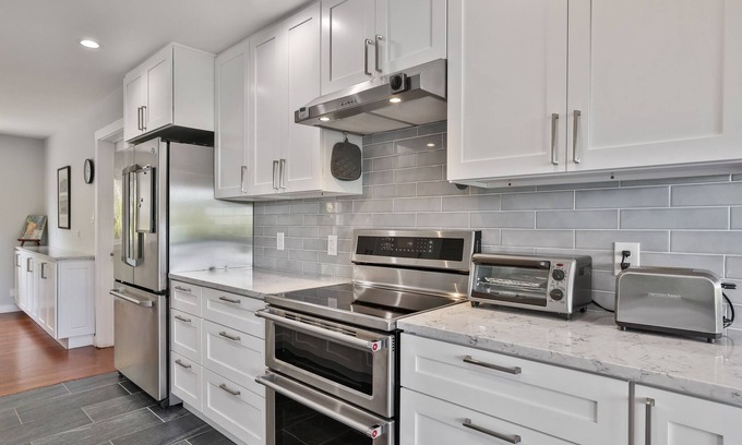 Miraloma House | Renovated 4BR/2.5BA Views Quiet large 2200 sq ft