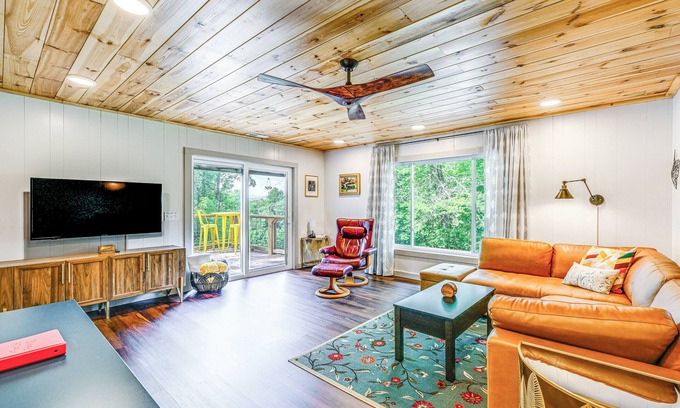 Franklin House | Renovated Franklin Home w/Mountain-View Deck!
