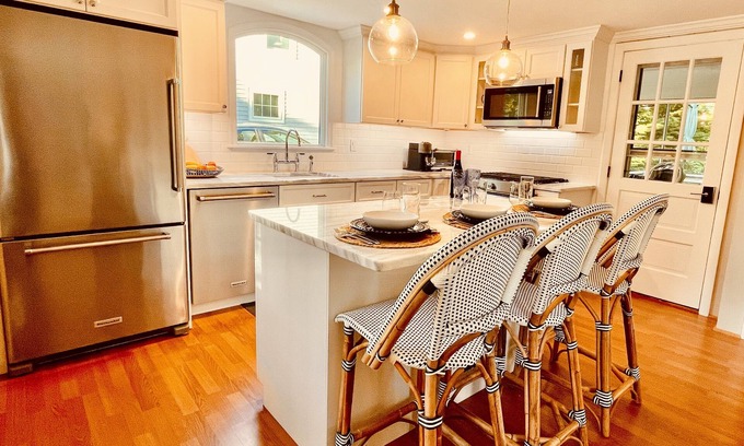 Popponesset House | Renovated Luxury Cottage - Walk to Private Beach