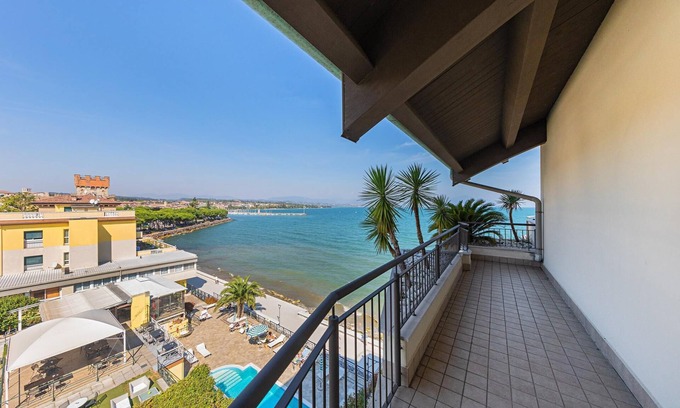 Desenzano del Garda Apartment | Residenza Miralago With Pool - Penthouse With Lake View