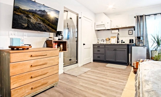 Central Oklahoma City Apartment | Retro Studio Huge Shower 3min-asian Dist