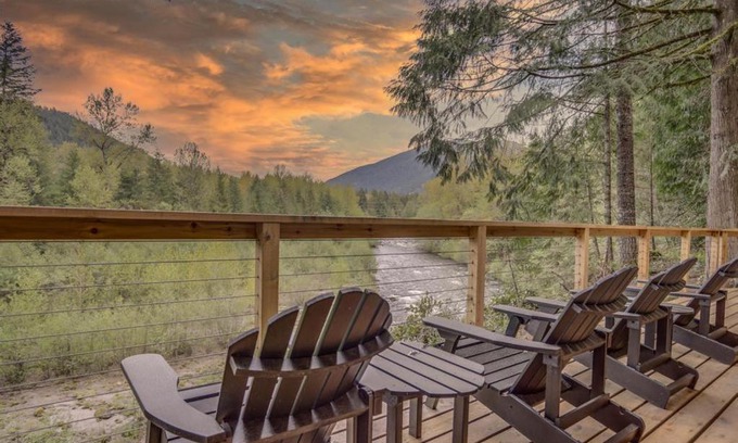 Welches House | River View Cabin - Meredith Lodging