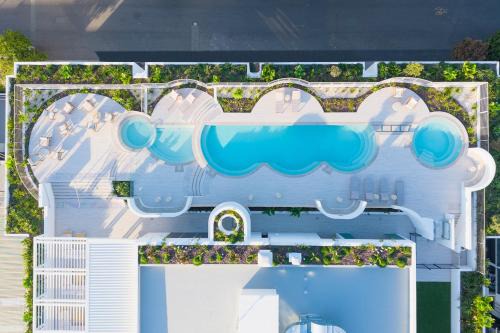 West End Apartment | Riverside 2BR Apt with Amazing Rooftop Pool & Parking