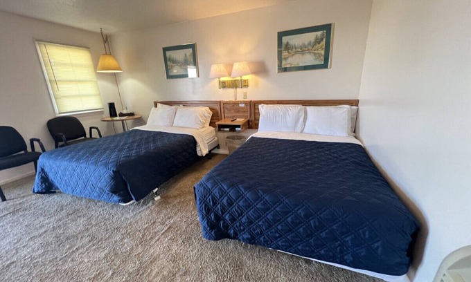 Downs Hotel | Room 103 - Double Full - Sleeps 4 - West Lake Grandvue Inn