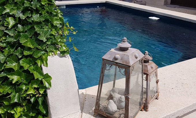 Chateauneuf-de-Gadagne Bed & Breakfast | Room 'Angevine' with Shared Pool, Wi-Fi and Air Conditioning